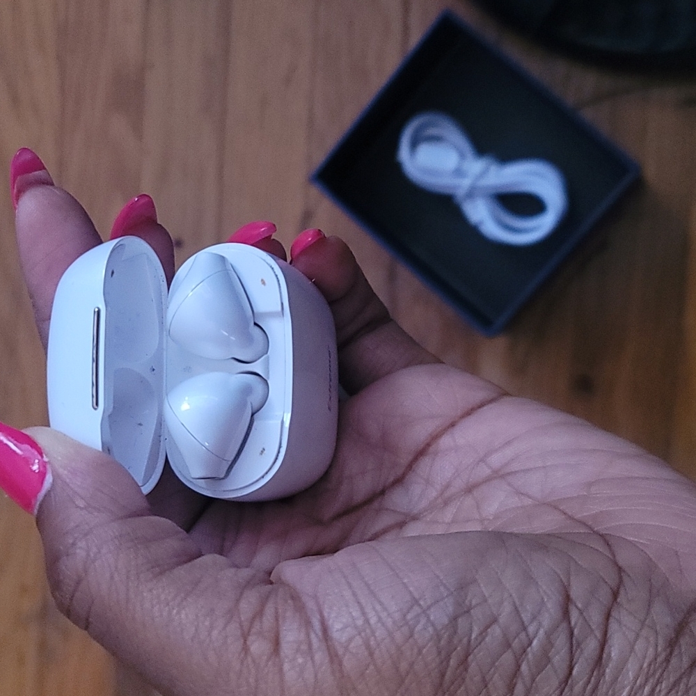 EarBuds - Picture 4 of 7